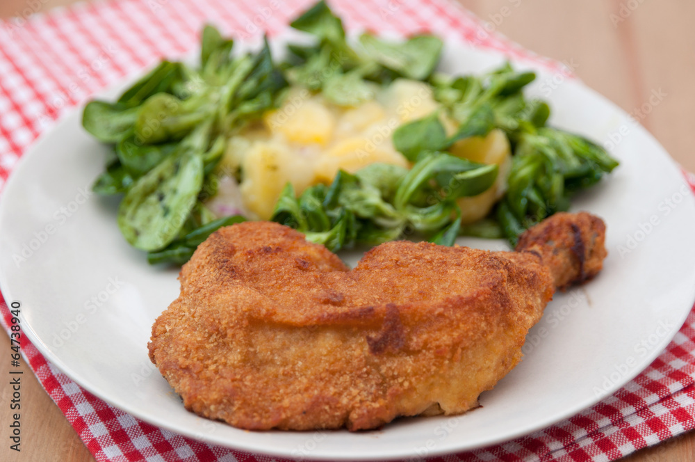 Gebackener Hühnerschenkel mit Salat