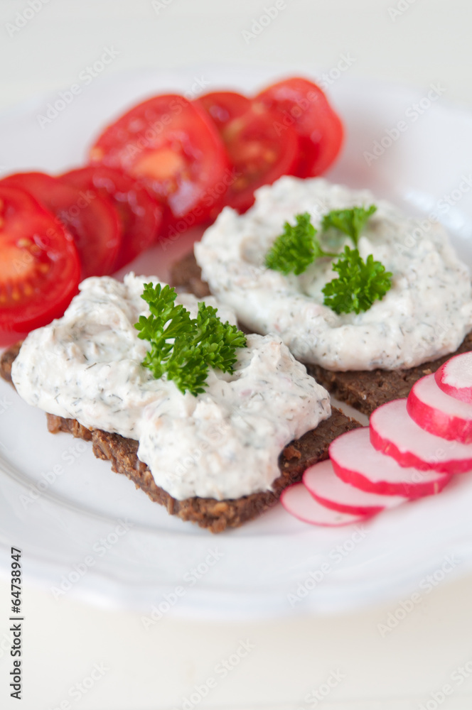 Vollkornbrot mit Gemüse Vollkornbrot mit Gemüse