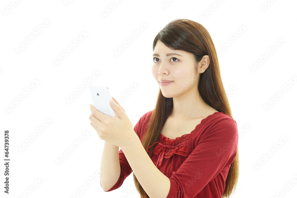 スマートフォンを持つ女性 スマートフォンを持つ女性