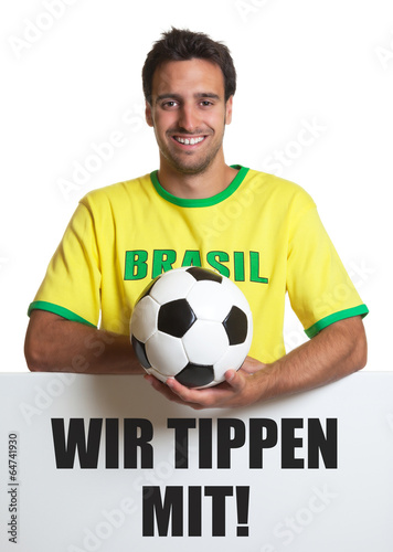 Brasilien Fan mit Ball und Schild: Wir tippen mit!