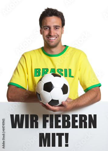 Brasilien Fan mit Ball und Schild: Wir fiebern mit!