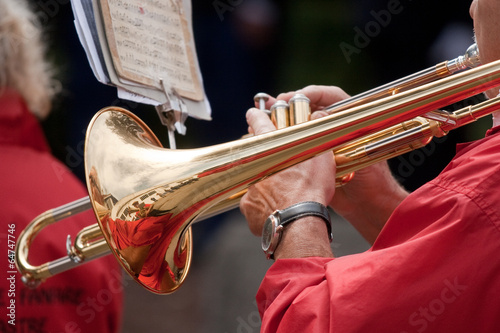 Mains jouant du trombone à coulisse lors d'un défilé de fanfare photo