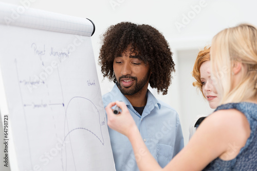 Obraz na płótnie studenten arbeiten am flipchart