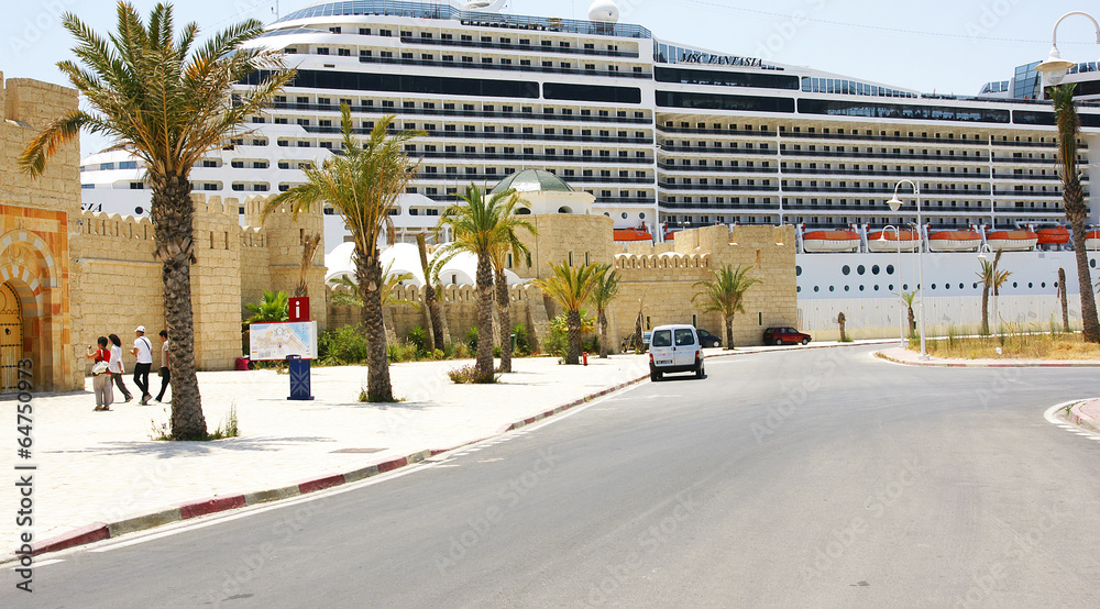 Puerto de La Goulette con trasatlántico fondeado, Túnez