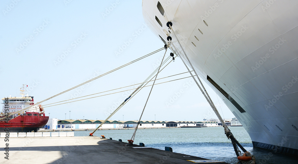 Naklejka premium Detalle de amarre de un buque en el puerto de La Goulette, Túnez