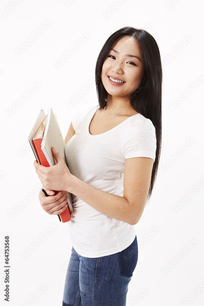 Studentin in weißen Shirt mit Schulsachen