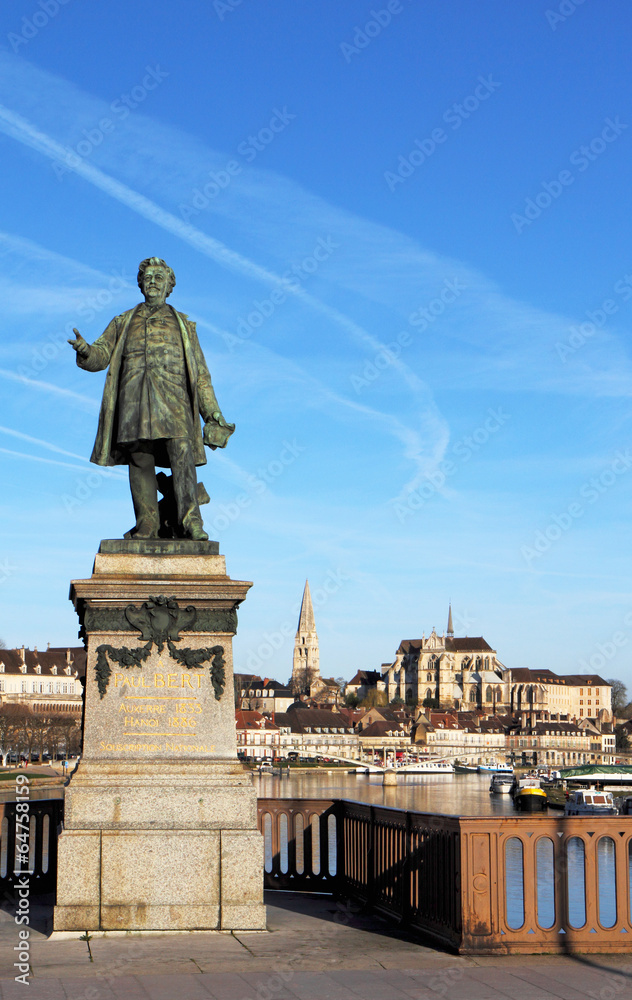 Fototapeta premium Statue de Paul Bert à Auxerre