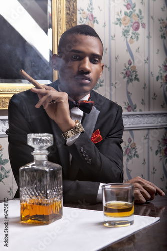 Elegante gentleman with cigar and whisky