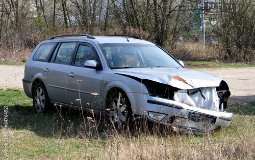 modern car wreck © petrle