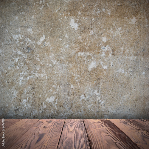 Innenraum mit Holzboden und Wand