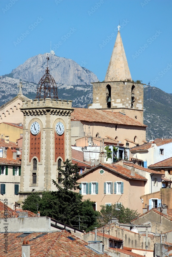 Obraz premium Aubagne en Provence et Pic de Bertagne