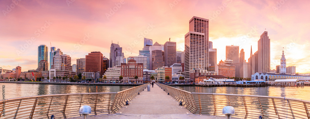 Fototapeta premium San Francisco view from Pier 14