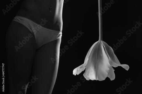 piekna-sylwetka-kobiecego-ciala-i-kwiat-tulipana