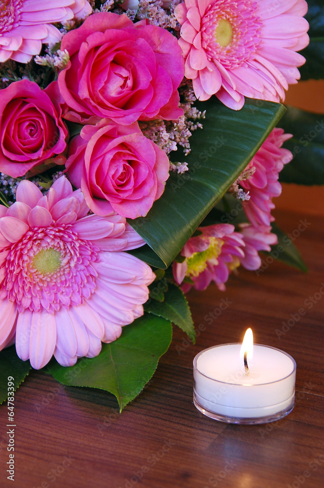 Kerze mit Blumenstrauß Kerze mit Blumenstrauß