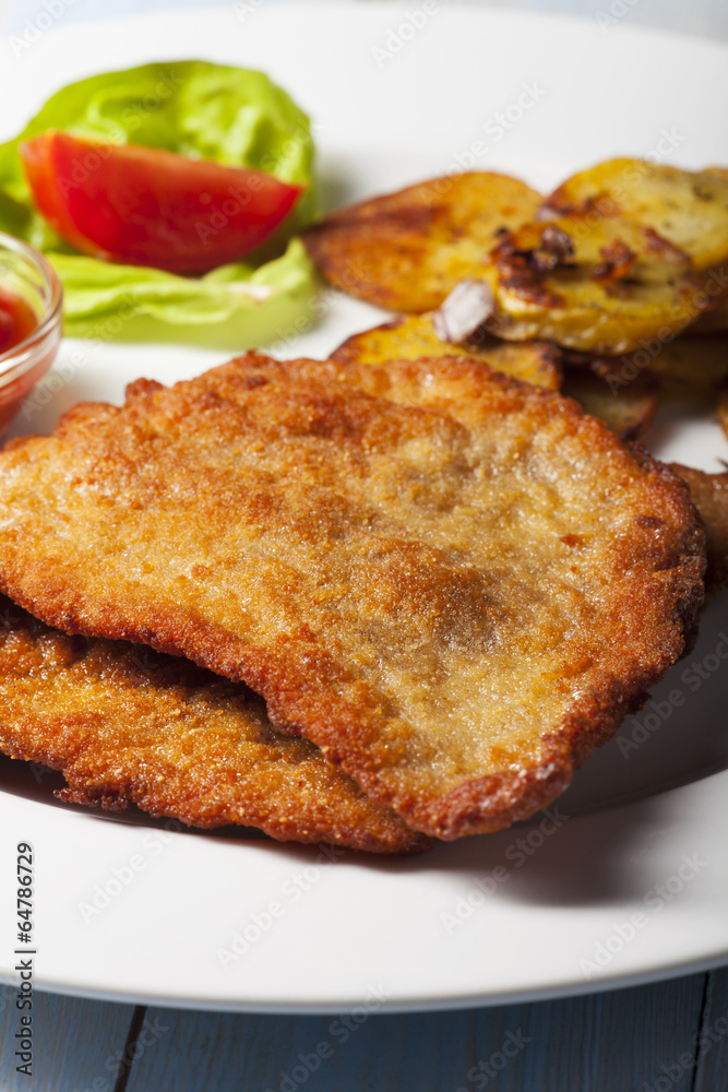 Wiener Schnitzel mit Bratkartoffeln Wiener Schnitzel mit Bratkartoffeln