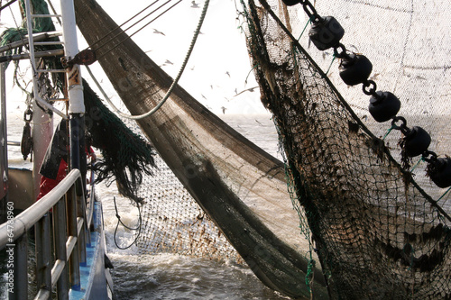 Einholen der Fangnetze auf einem Krabbenkutter in der Nordsee photo