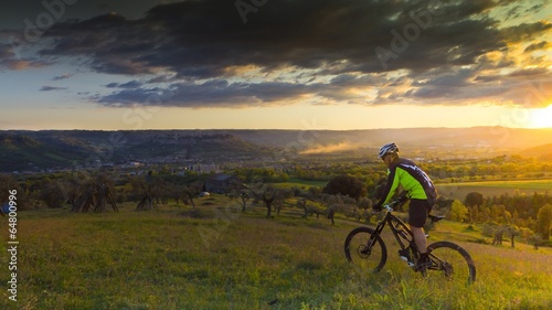 ciclista in bicicletta al tramonto