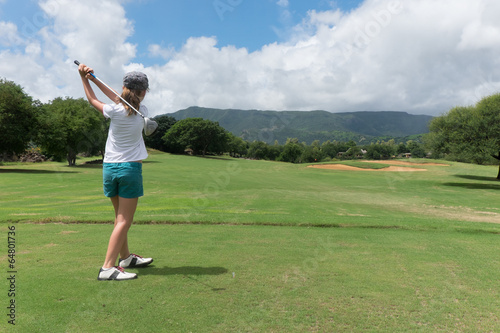 jeune fille jouant au golf