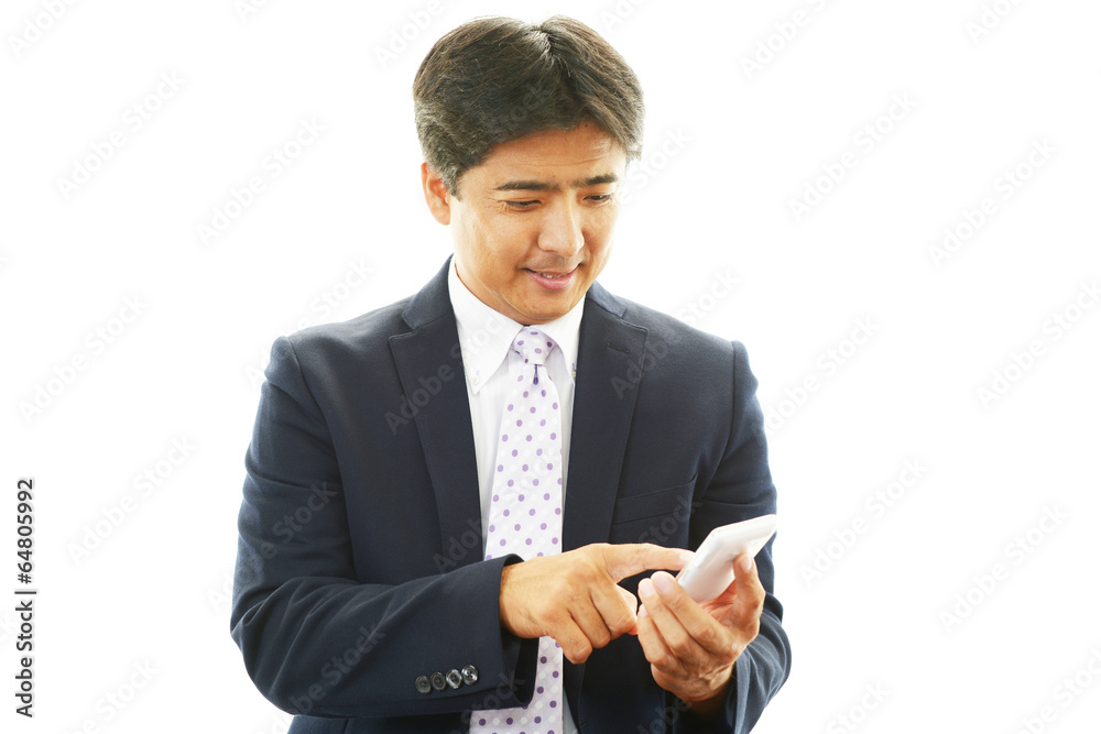 通話中の笑顔のビジネスマン