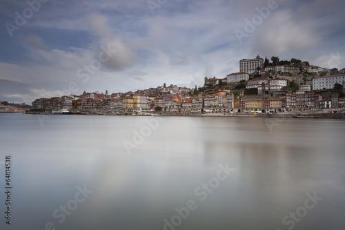 Cidade do porto reflectida no Douro