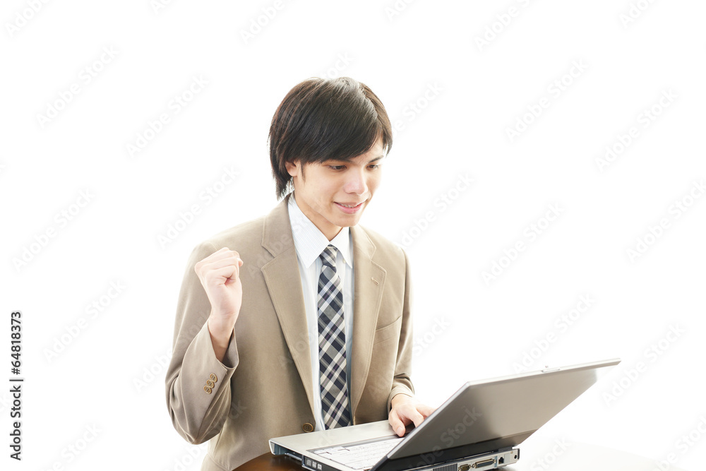 PCで仕事中の男性 PCで仕事中の男性