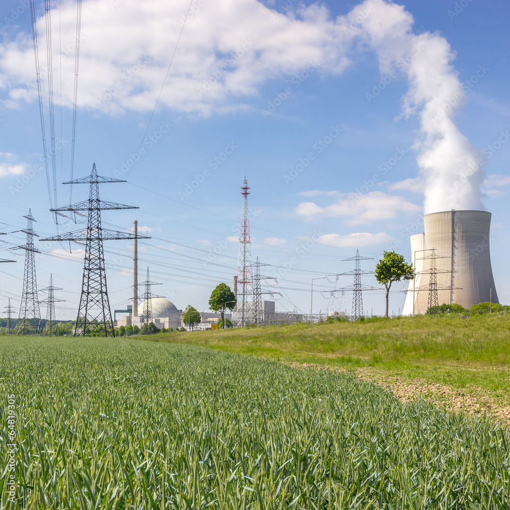 Atomkraftwerk mit Strommasten Atomkraftwerk mit Strommasten