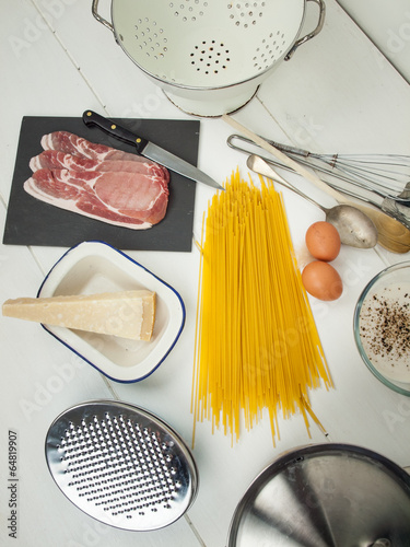 spaghetti carbonara components