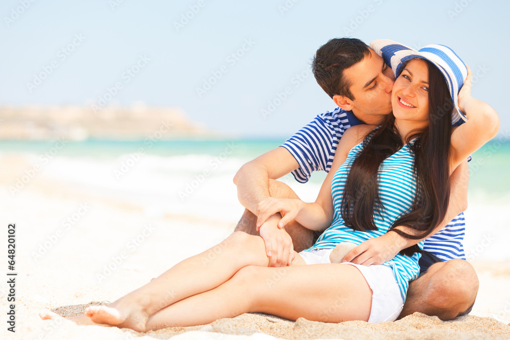 Fototapeta premium Beautiful couple kissing on the beach.