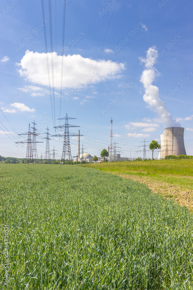 Atomkraftwerk mit Strommasten