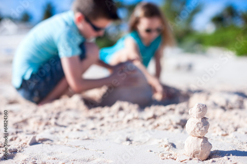 Photos Kids playing with sand