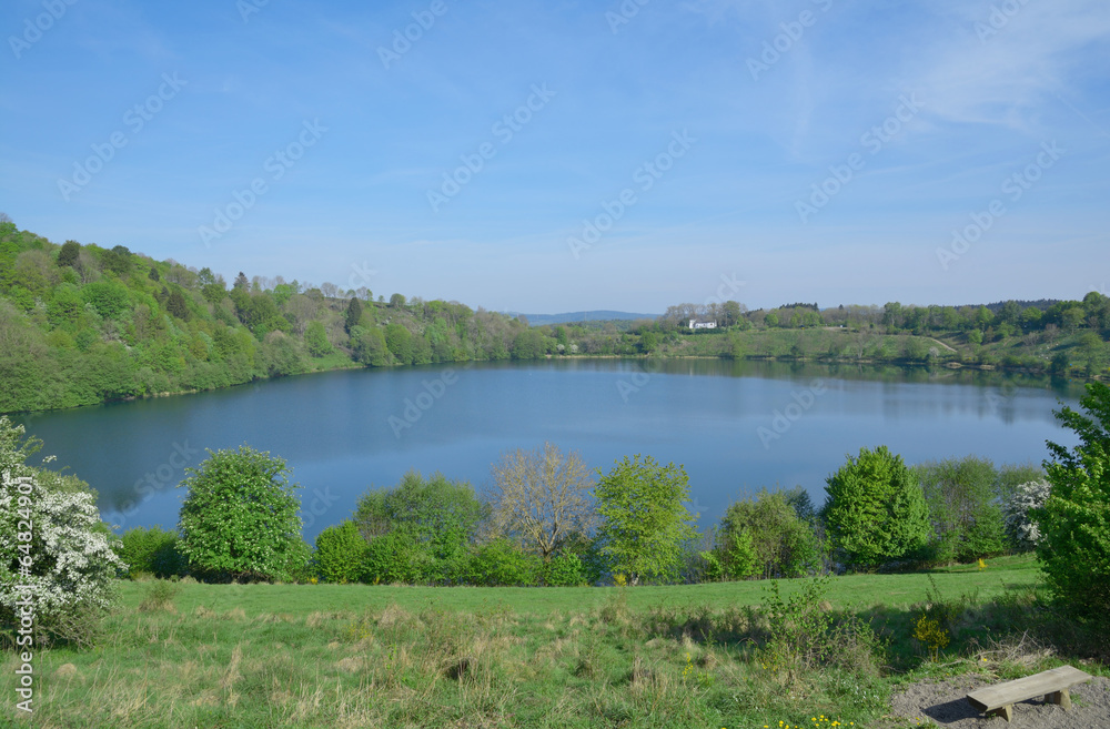 das Weinfelder Maar in der Vulkaneifel nahe Daun