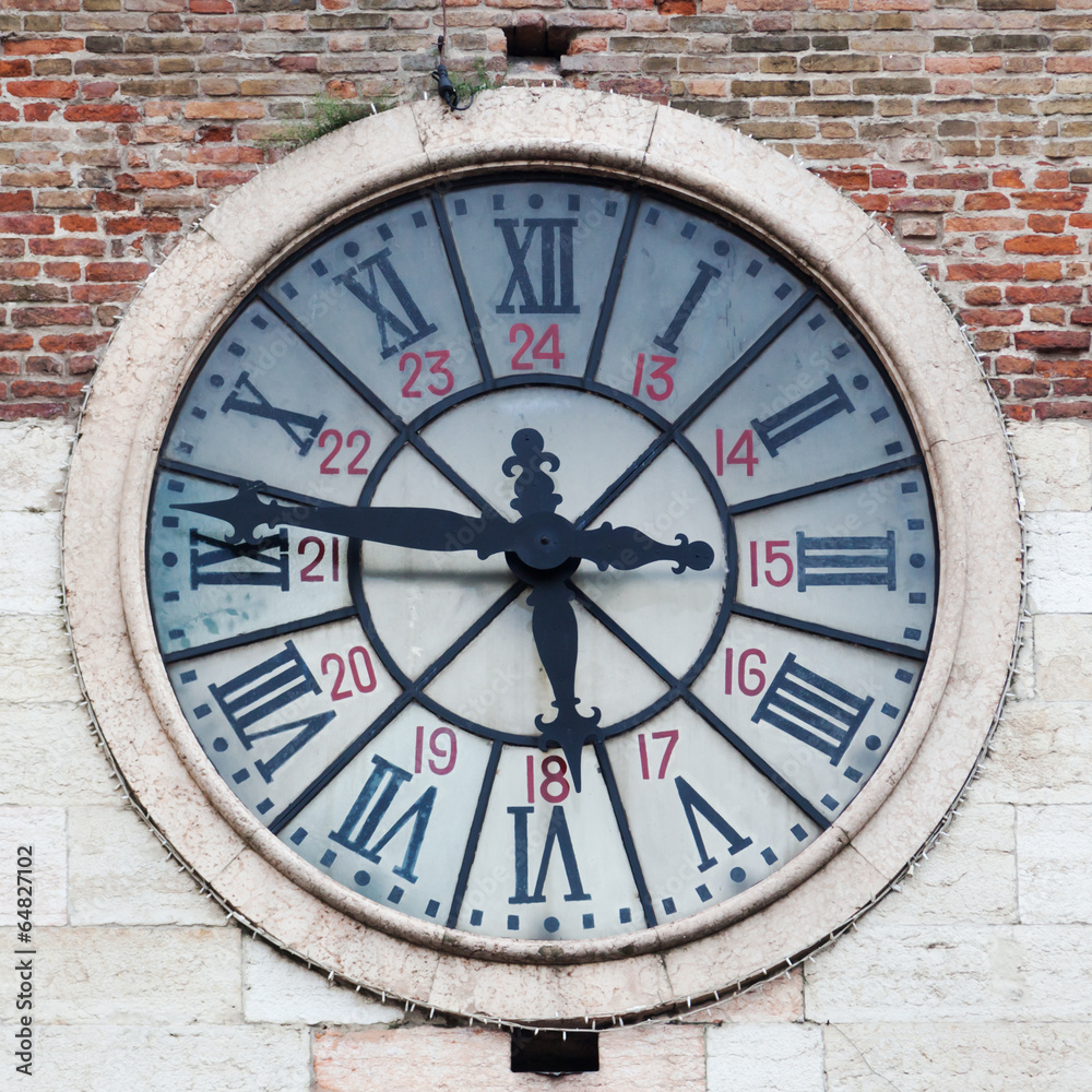 antike Uhr an der Portoni della Bra in Verona