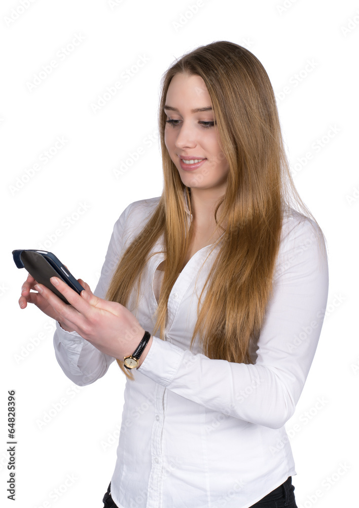 Junge Frau benutzt ein Smartphone Junge Frau benutzt ein Smartphone