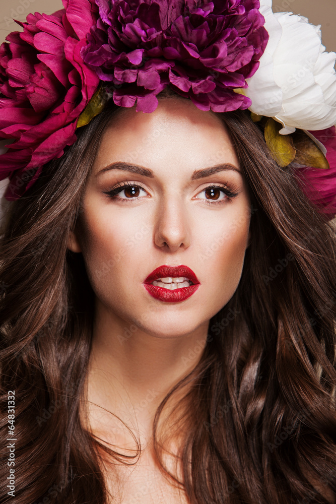 Naklejka premium beautiful sexy woman with bright flowers on her head