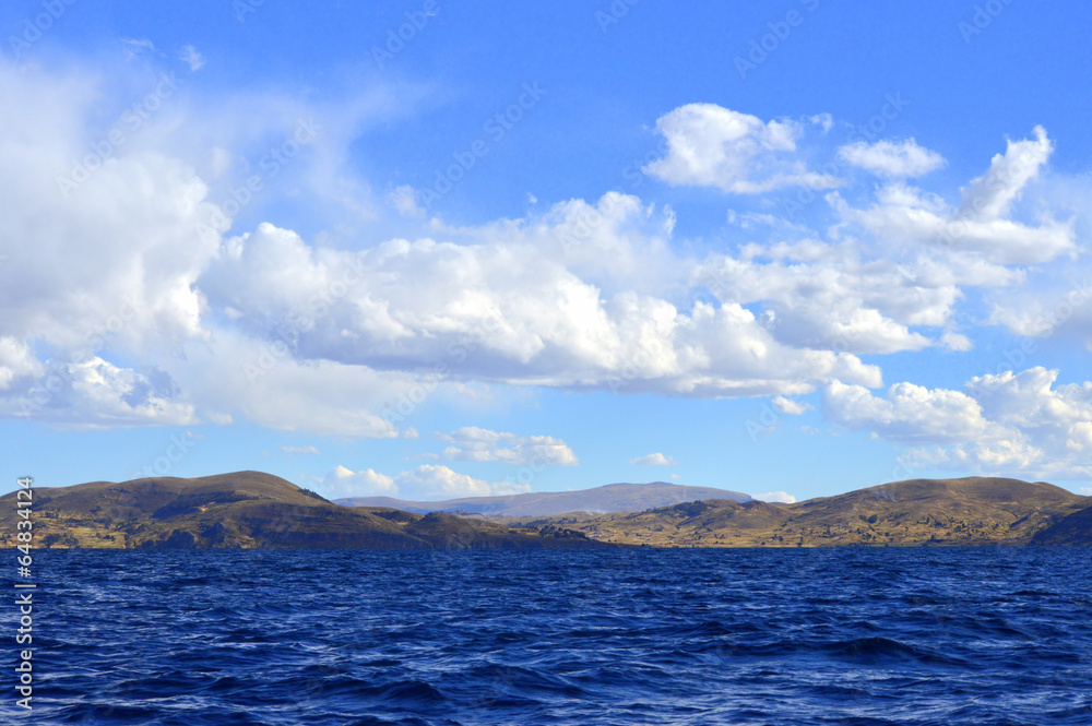 Oleaje en el lago Titicaca . Perú