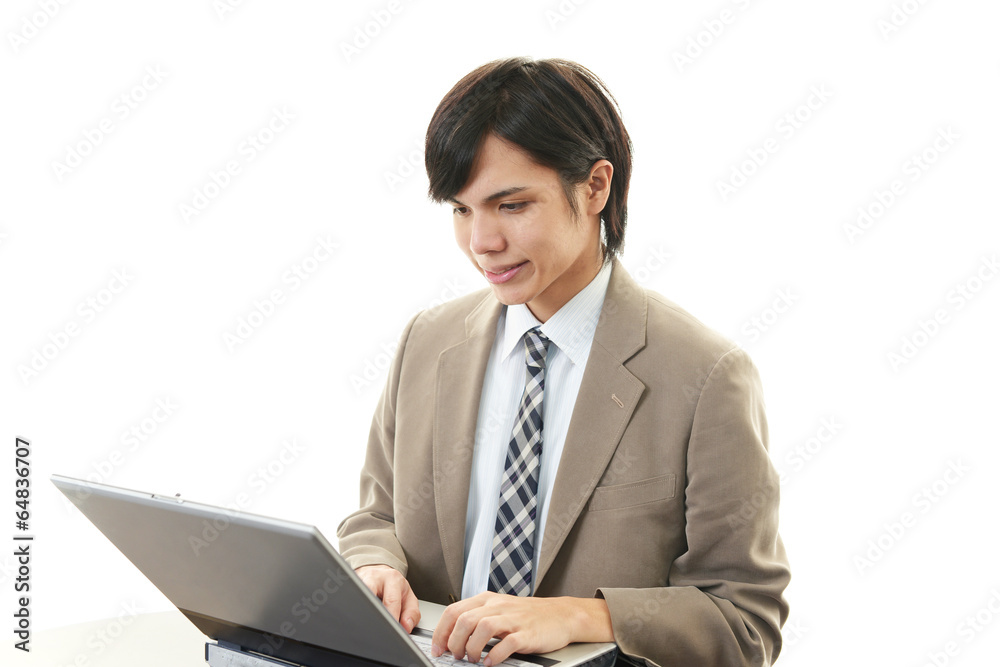 PCで仕事中の男性 PCで仕事中の男性