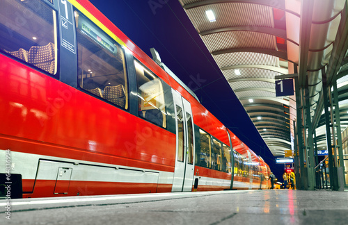 S-Bahn wartet am Bahnsteig - Zug Verspätung Abfahrt