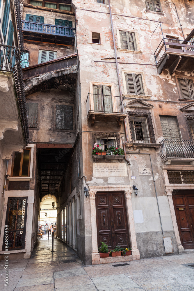 verfallende Häuser in der Altstadt von Verona
