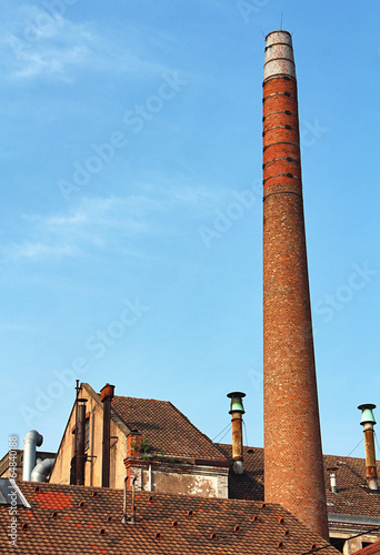 toits et cheminée d'usine photo