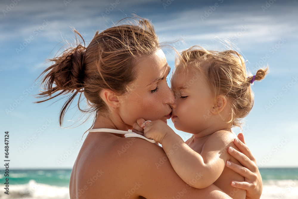 Obraz premium summer beach mother baby