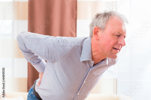 Senior hat zuhause einen Hexenschuss