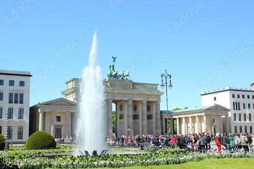 Pariser Platz Berlin mit Brandenburger Tor und Springbrunnen