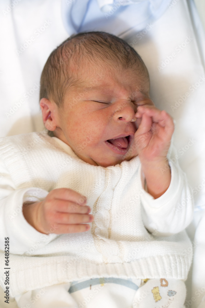 Neonato che si lamenta Neonato che si lamenta