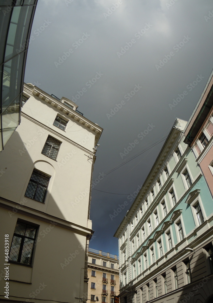 Obraz premium Cityscape with thunderclouds (Riga, Latvia)