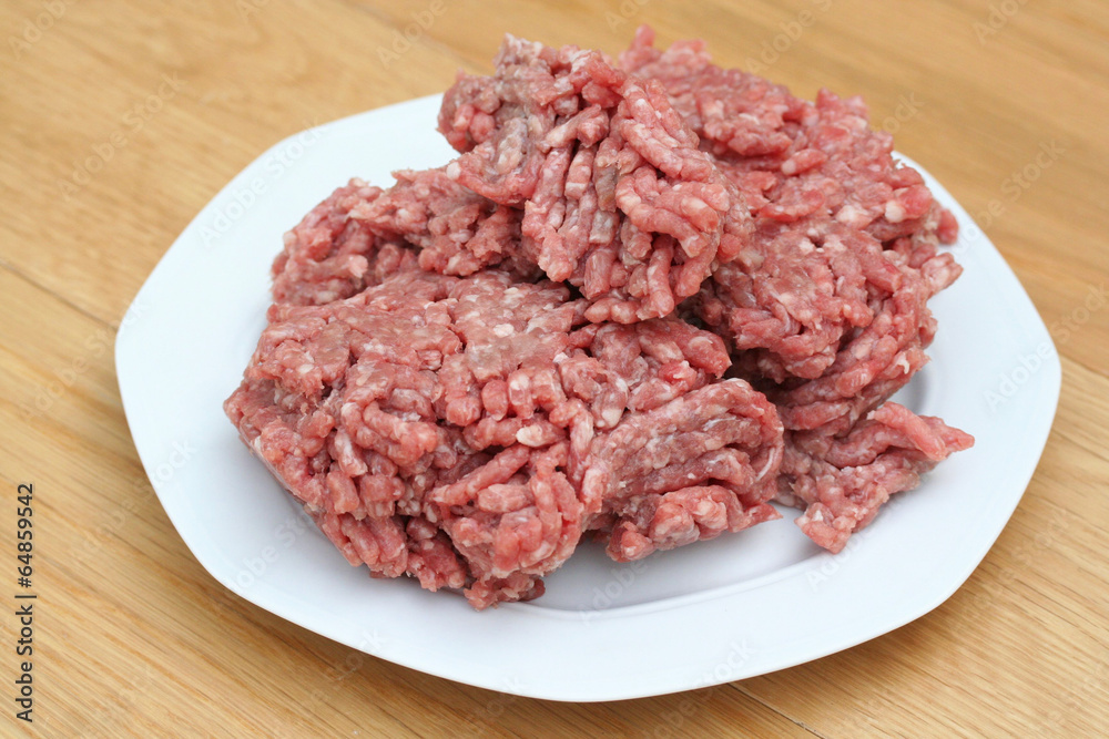 carne macinata cruda su piatto carne macinata cruda su piatto