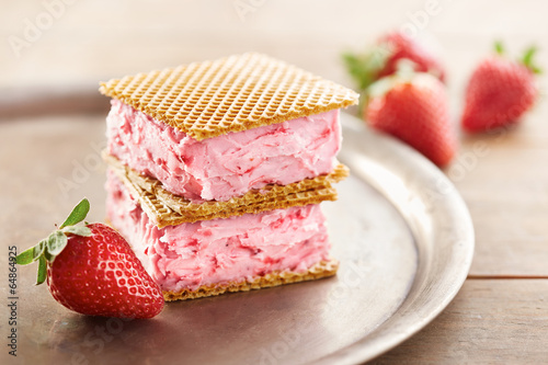 Strawberry sandwich ice cream