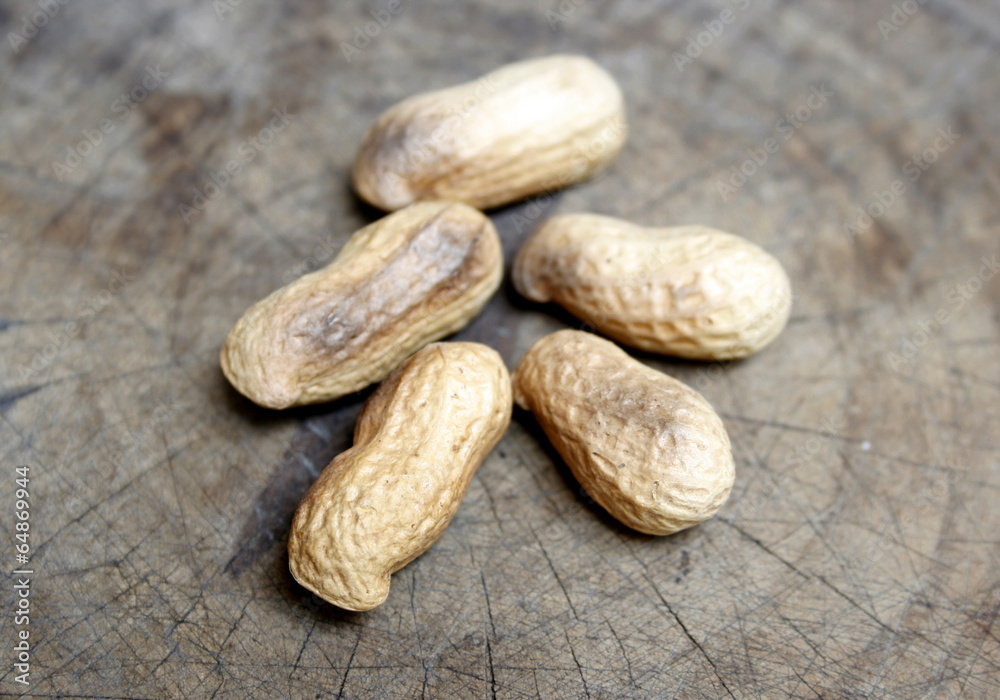 Obraz premium Peanuts on old wooden