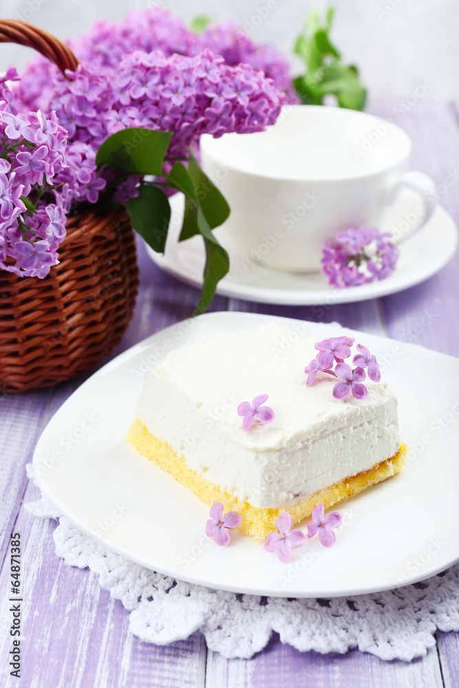 Naklejka premium Delicious dessert with lilac flowers