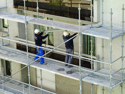 Echafaudeur au montage d'un échafaudage photo