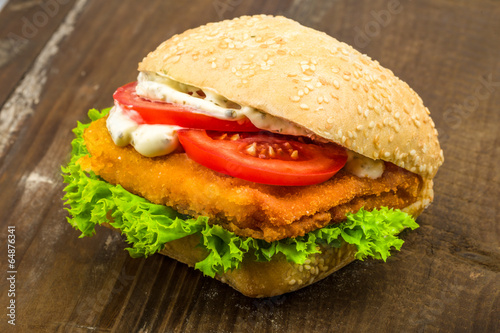fish bun with tomato salad and remoulade